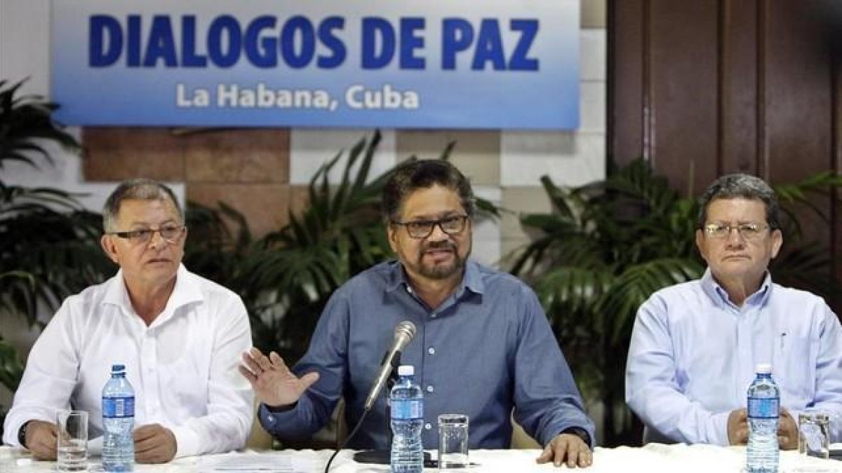 Iván Márquez (centro), líder de los delegados de las FARC, lee un comunicado en La Habana (Cuba), el 8 de febrero. /-EFE / ERNESTO MASTRASCUSA