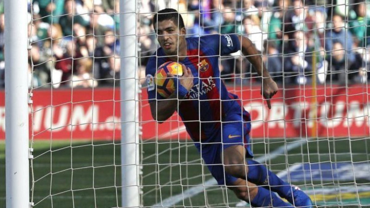 Luis Suárez, tras marcar el gol del empate al Betis en el Villamarín.-EFE / JULIO MUÑOZ
