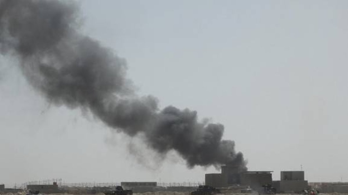 Una columna de humo se eleva en las afueras de Ramadi tras enfrentamientos enre el Ejército iraquí y los combatientes del Estado Islámico.-Foto: RUTERS / STRINGER
