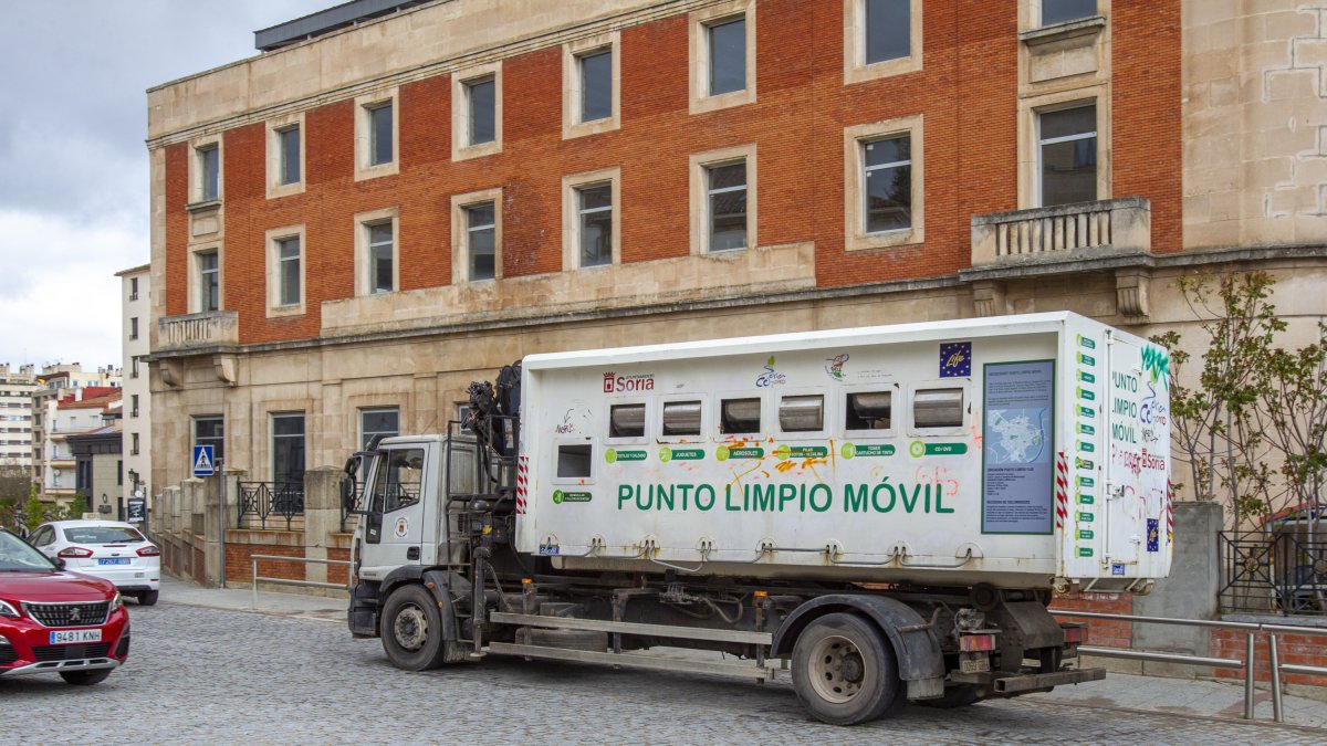 El punto limpio móvil en un cambio de barrio. MARIO TEJEDOR