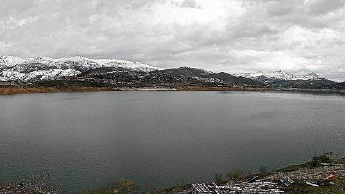 Imagen de archivo del embalse de Riaño (León), perteneciente a la Cuenca del Duero.-- E. M.