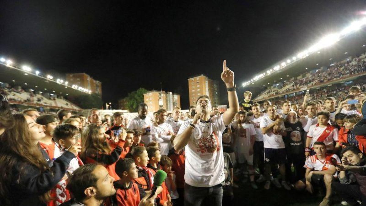 Míchel celebrando el asencenso a Primera como entrenador del Rayo.-EFE