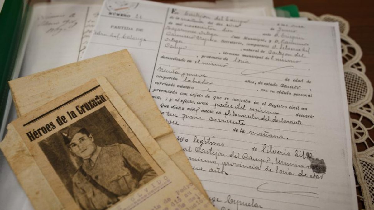 Imagen recogida por la prensa del zapador enterrado en los Caídos-ICAL