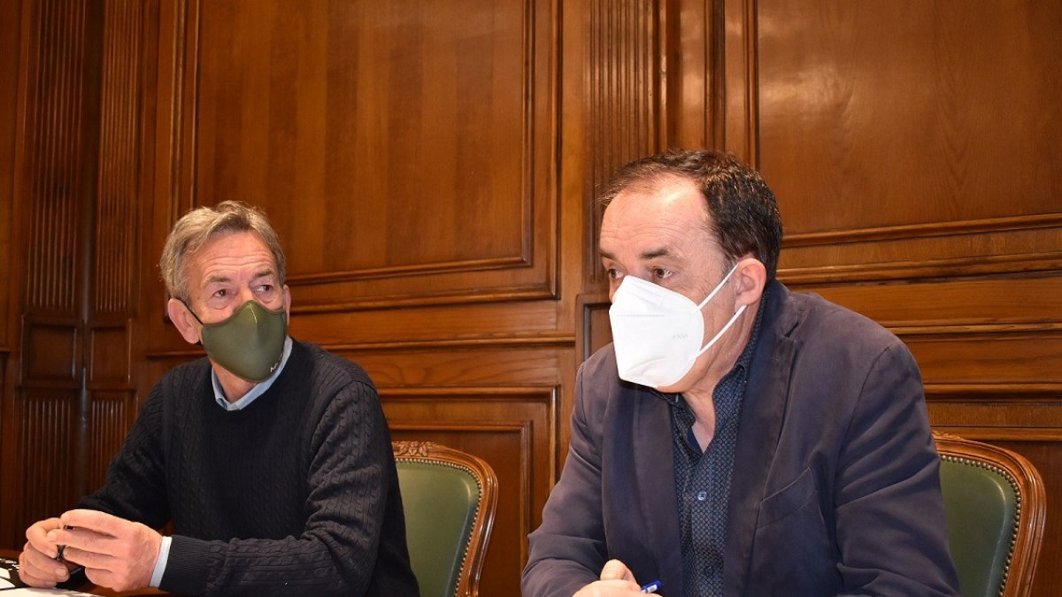 El presidente de Diputación, a la derecha, junto al alcalde de Villar.-HDS