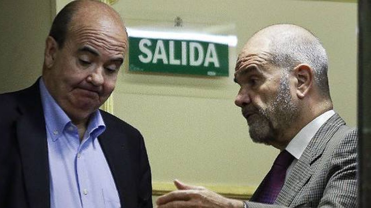 Los diputados socialistas Manuel Chaves y Gaspar Zarrías conversan, el pasado 18 de junio, durante el pleno del Congreso.-Foto: EFE/ ANTONIO NARANJO