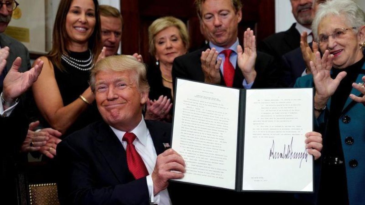 Trump, sonriente, tras firmar una orden ejecutiva contra el Obamacare, el pasado 12 de octubre.-REUTERS / KEVIN LAMARQUE
