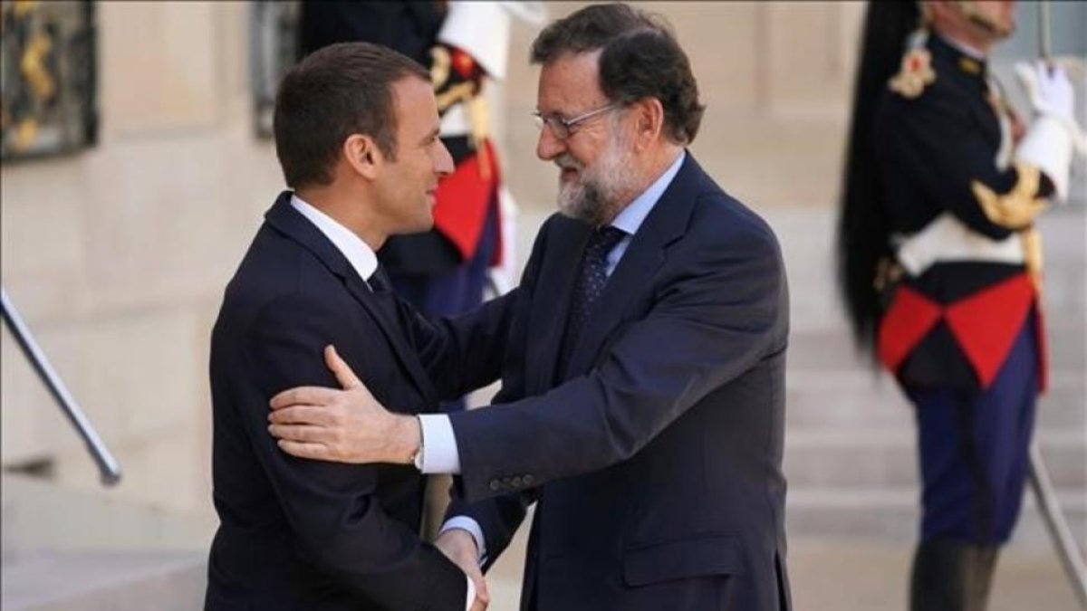 Emmanuel Macron recibe a Mariano Rajoy en el Palacio del Elíseo, el viernes 16 de junio.-AFP / THOMAS SAMSON