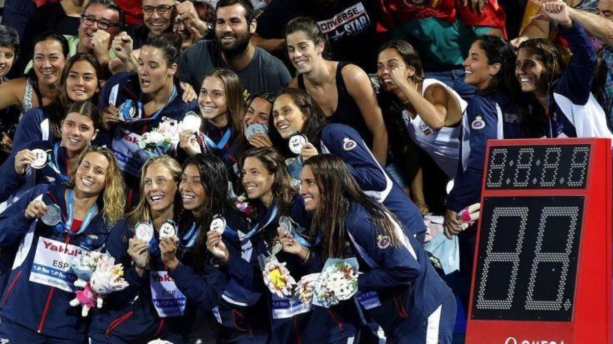 Las waterpolistas españolas posan con sus medallas de plata en Budapest.-EFE / ALBERTO ESTÉVEZ
