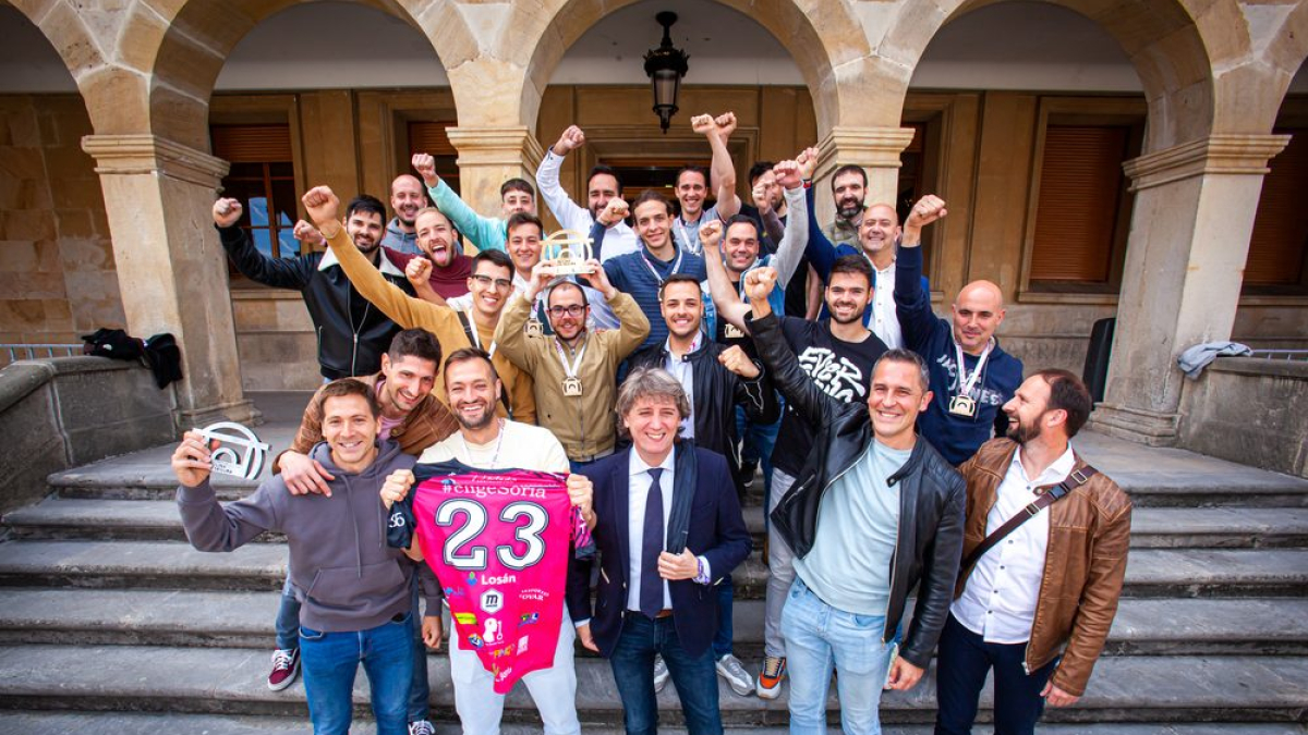Recibimiento del Moreno Sáez Sporting Santo Domingo de voleibol en el Ayuntamiento de Soria tras su ascenso a Superliga 2. MARIO TEJEDOR