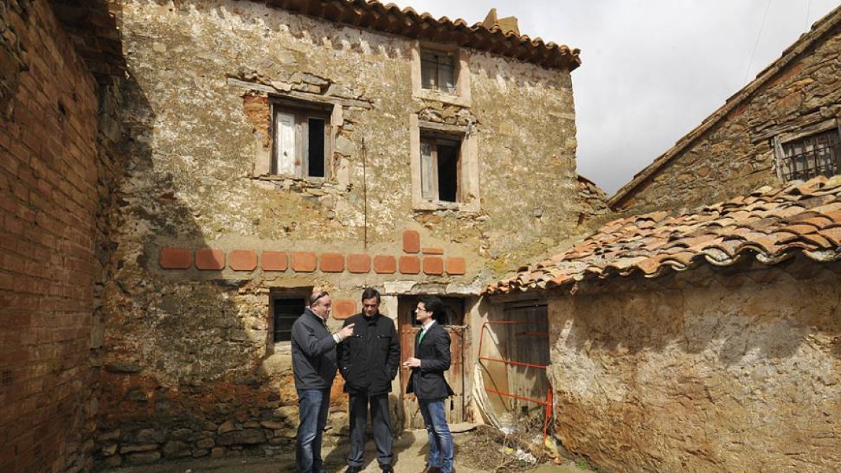 Millán, Pardo y Cabezón departen ante la casa de Gustavo Adolfo Bécquer en Noviercas.-VALENTÍN GUISANDE