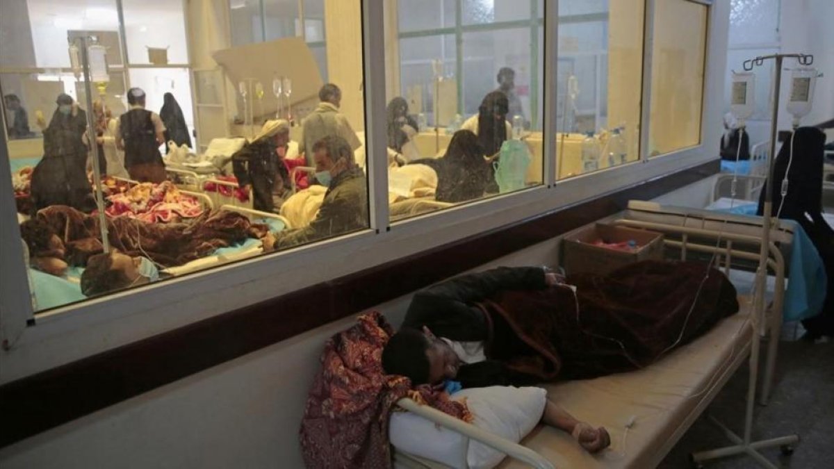 Varios pacientes con cólera son atendidos en un hospital de Saná.-HANI MOHAMMED
