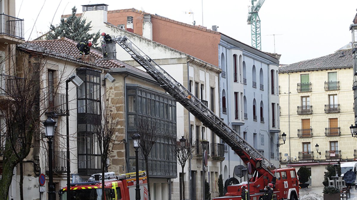Los bomberos, ayer, en una actuación en la capital. LUIS ÁNGEL TEJEDOR