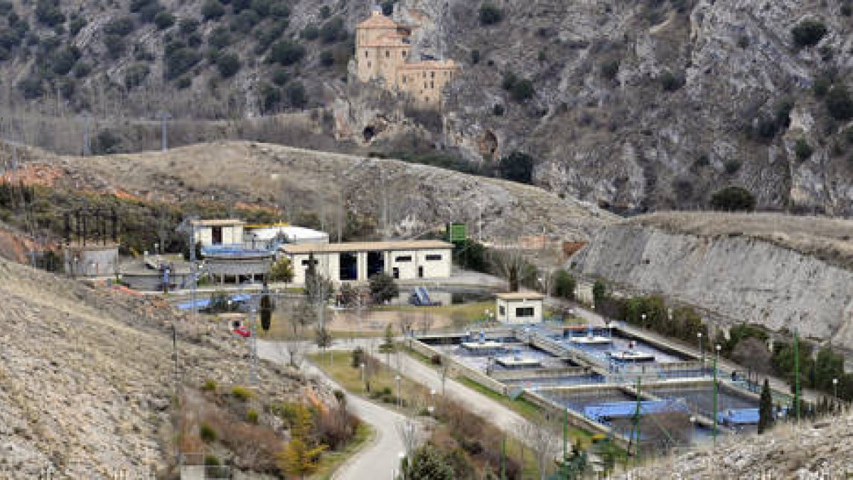 La actual depuradora de Soria ubicada frente a la ermita de San Saturio. / ÁLVARO MARÍNEZ-