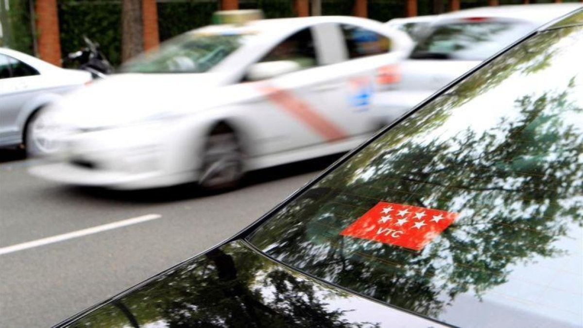 Un VTC circulando por Madrid.-TAMARA ROZAS