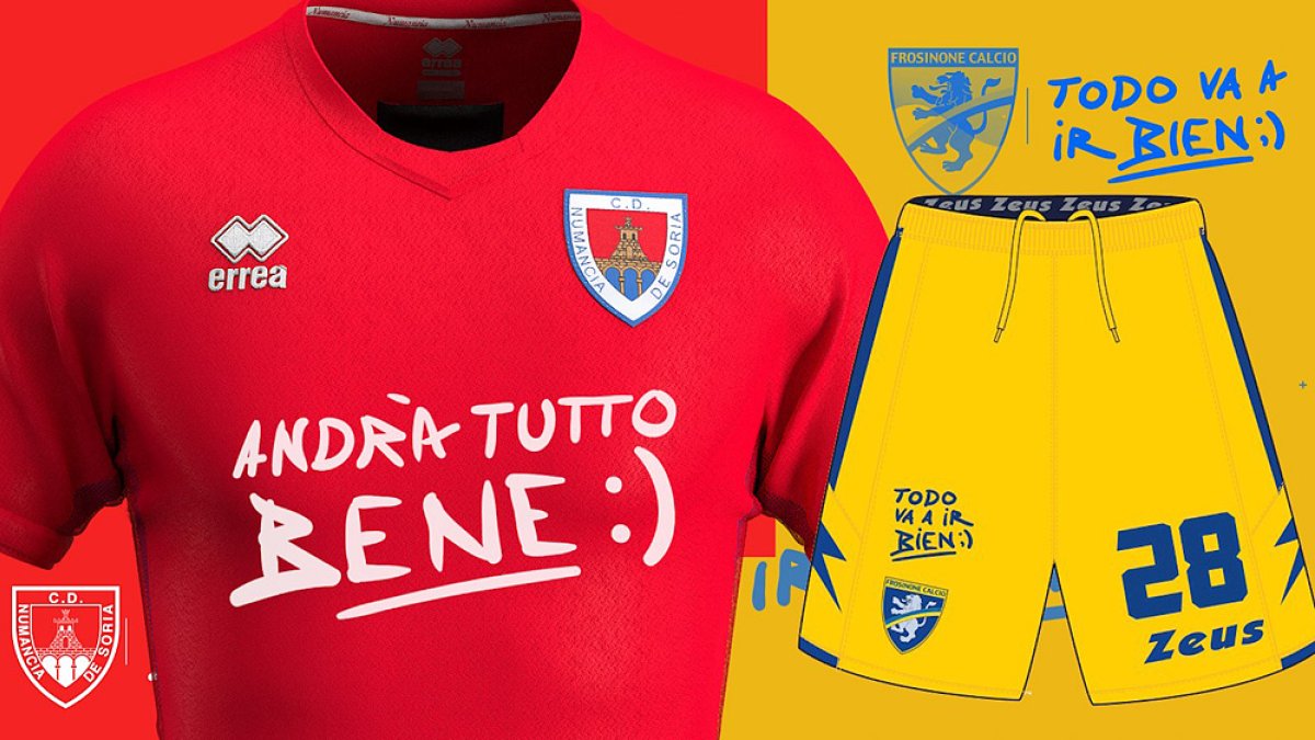 Las equipaciones del CD Numancia y el Frosinone Calcio con la frase que lucirán en sus próximos compromisos. HDS