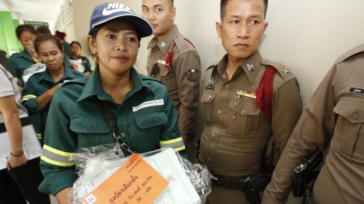 Tailandia se prepara para las elecciones del próximo 24 de marzo de 2019 en una oficina electoral de Bangkok.-NARONG SANGNAK