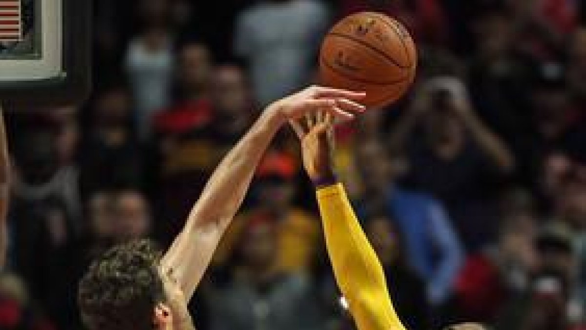Pau Gasol pone un tapón decisivo a LeBron James, en los compases finales del partido entre los Bulls y los Cavaliers.-AP / JEFF HAYNES