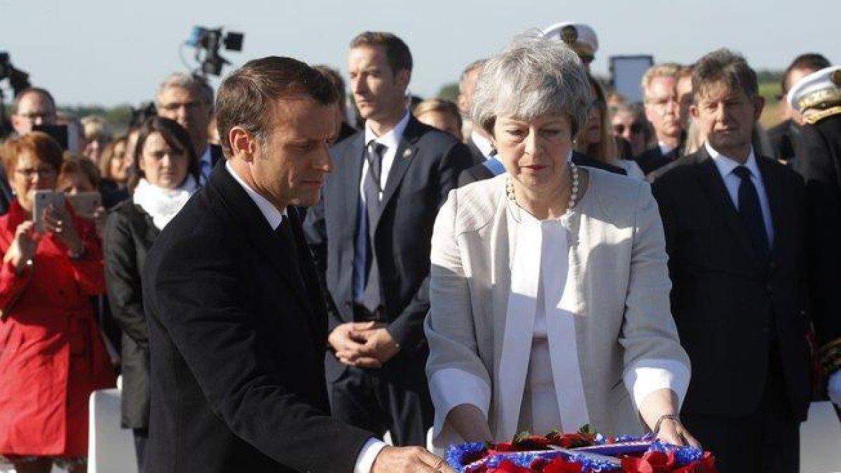 Emmanuel Macron y Theresa May, en el memorial británico del desembarco de Normandía, en Ver-Sur-Mer.-REUTERS POOL