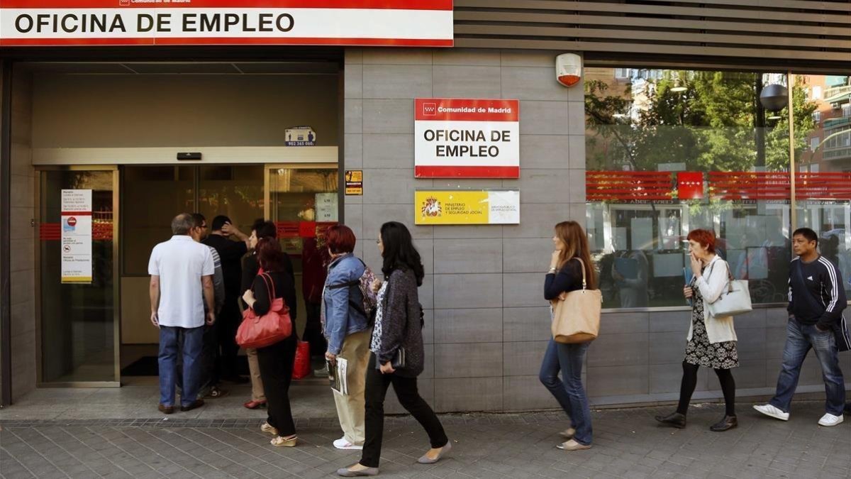 Una fila de parados en una oficina de empleo.-