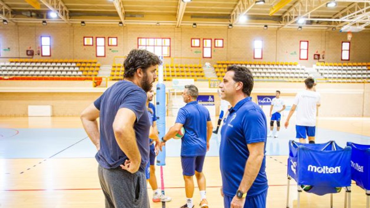 Toribio charla con Sevillano en la previa de un entrenamiento en Los Pajaritos. MARIO TEJEDOR