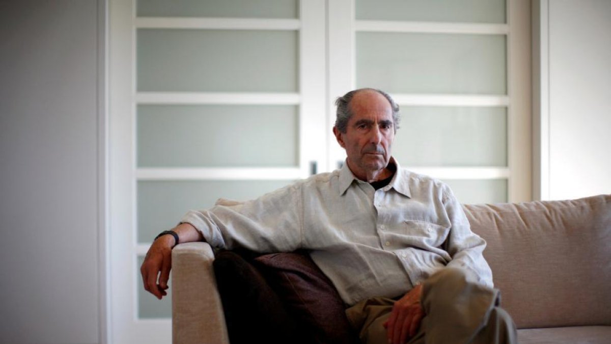 Philip Roth posa en su casa de Nueva York, en 2010.-REUTERS