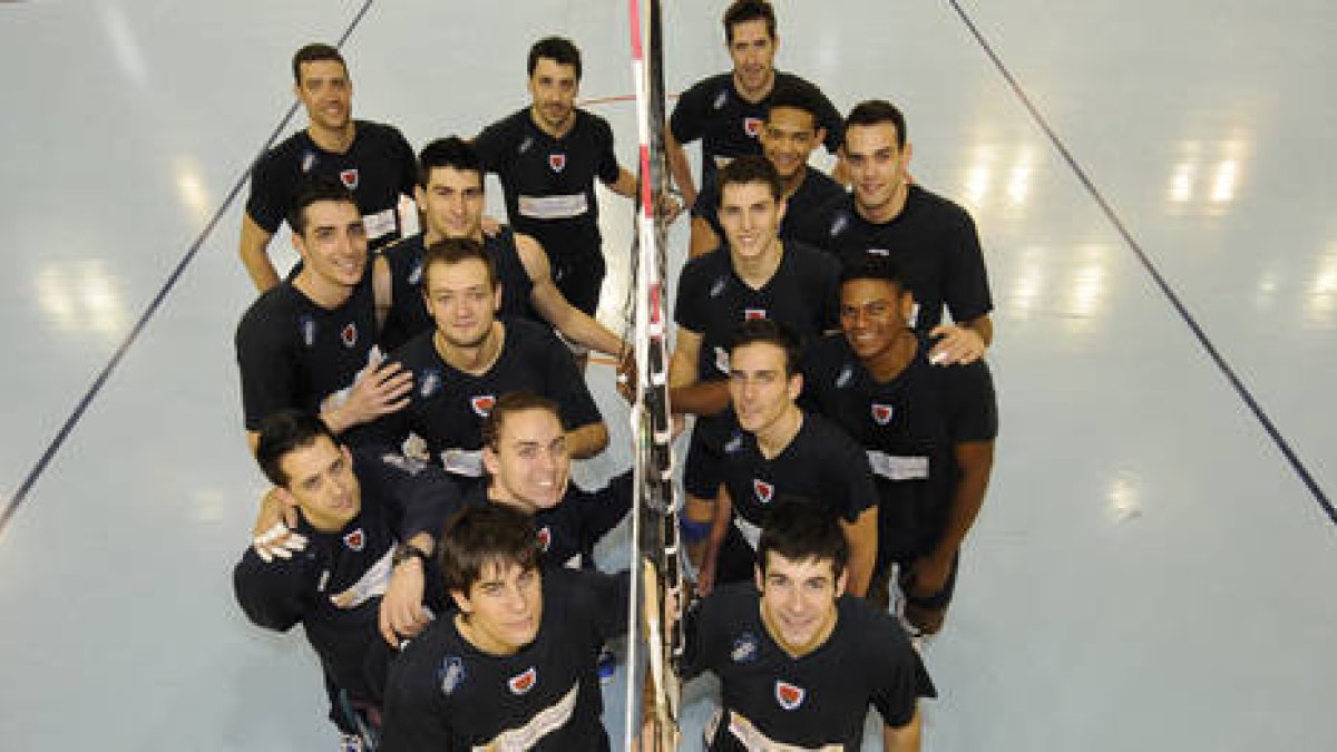 Los jugadores del CMA antes de partir ayer hacia Teruel donde hoy juegan ante Vigo. / ÚRSULA SIERRA-