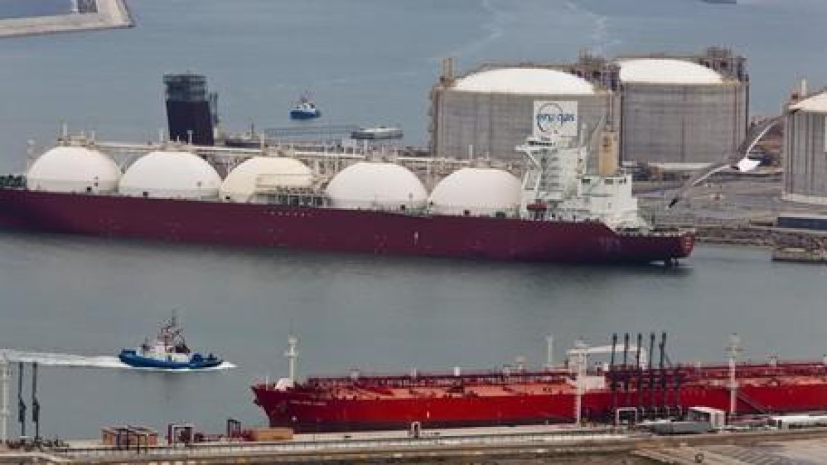 Depósitos de gas de Enagás en la planta de regasificación del puerto de Barcelona.-JOAN PUIG
