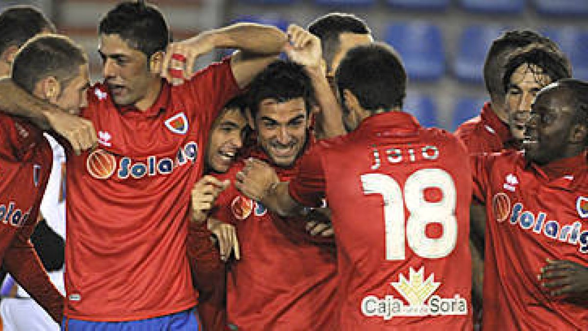 Los jugadores del Numancia celebran uno de los goles anotados en Los Pajaritos. / VALENTÍN GUISANDE-
