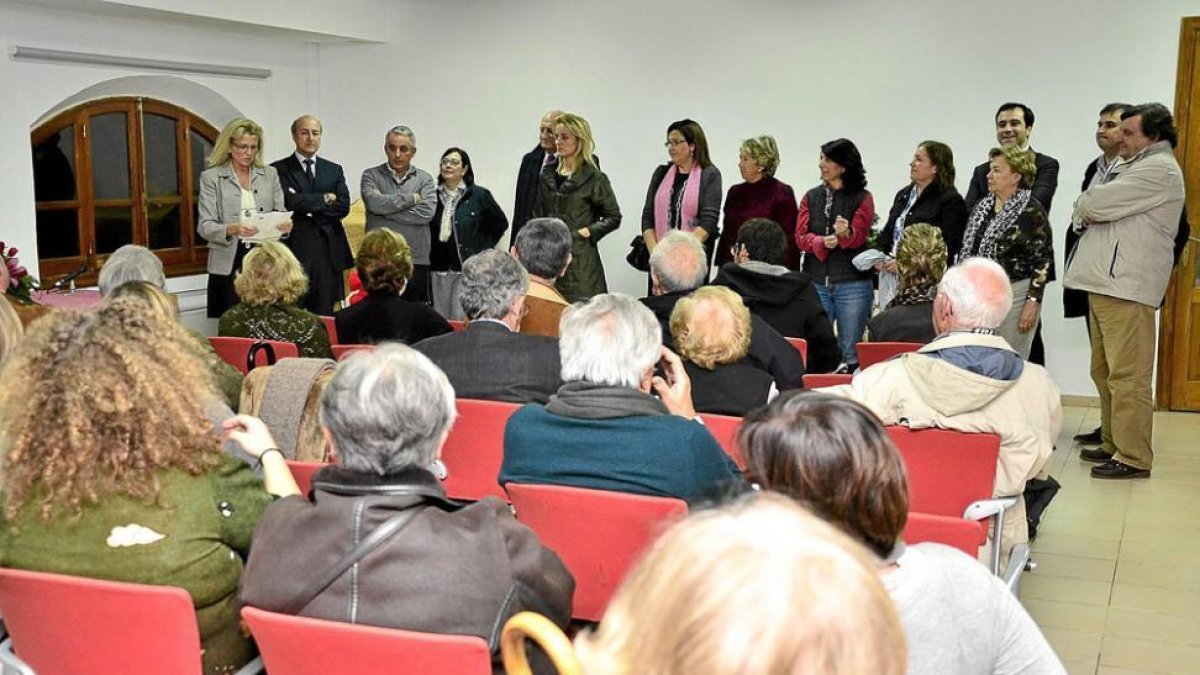 Las comunidades confían en servicios profesionales.-