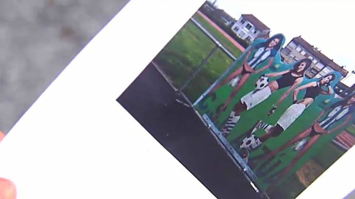 anapixel  POlÉMICA EN GALICIA Retirada una barrera erótica de un campo municipal gallego La instalación del equipo coruñés de Arzúa, en la aparecían cuatro chicas en actitud provocativa, llevaba cuatro años a pie de césped Los vecinos de Arzúa califican d-AGENCIAS