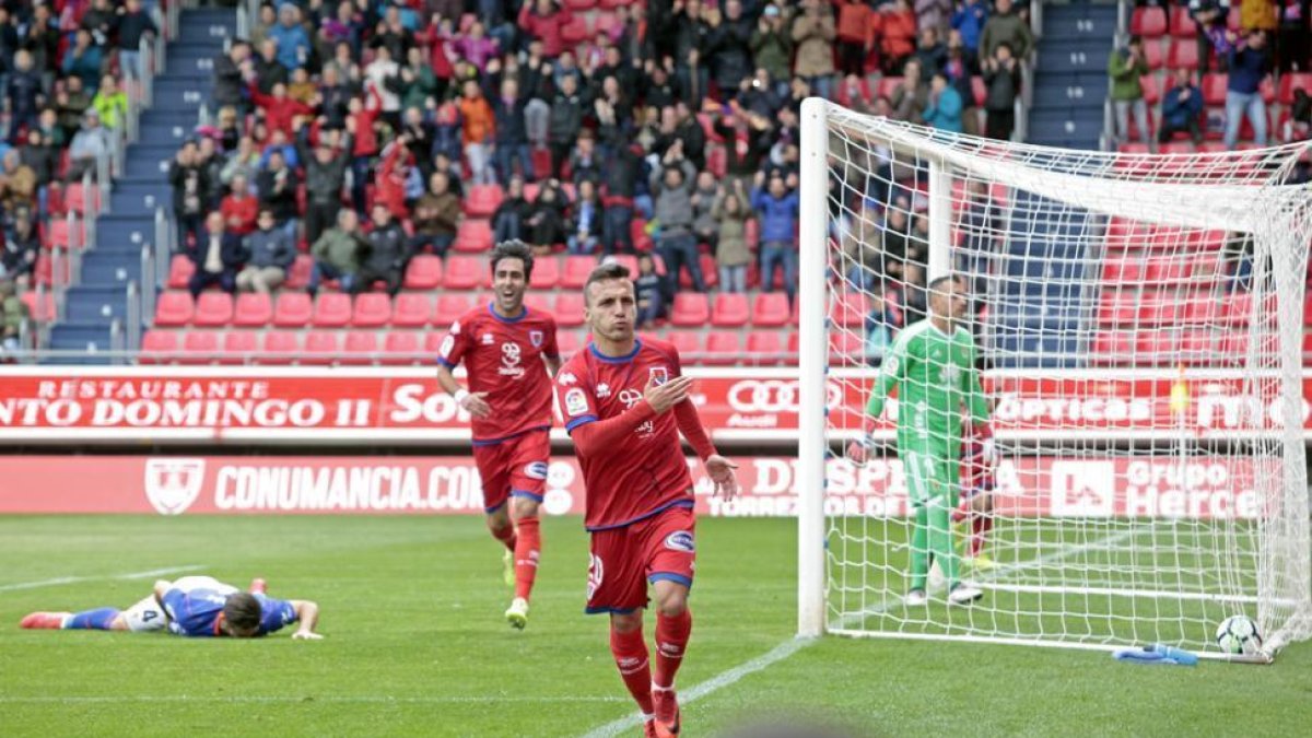 Pablo Valcarce celebra el primer gol que marcó ayer ante el Oviedo.-Mario Tejedor