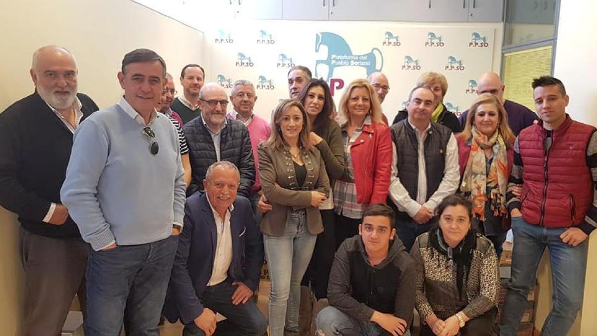 Los afiliados a la PPSO, ayer, con Ana Fernández (centro) y Jaime Ribas (izquierda)-HDS