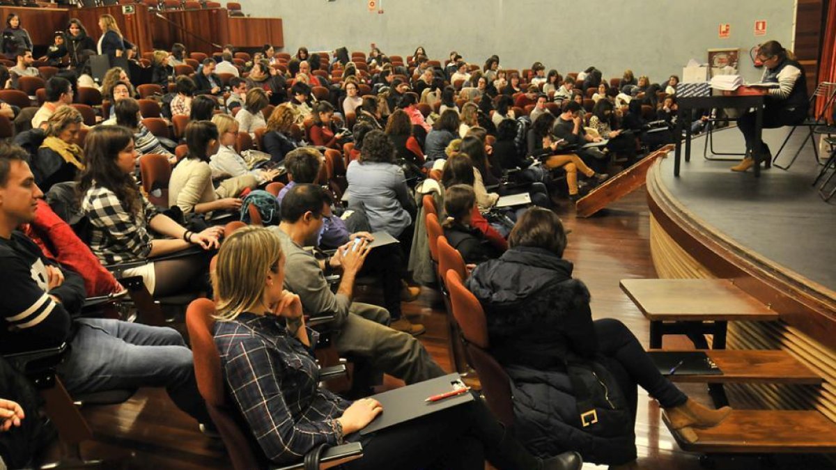 Aspecto que ofrecía ayer La Audiencia con motivo del primer examen para la bolsa de auxiliares administrativos.-VALENTÍN GUISANDE