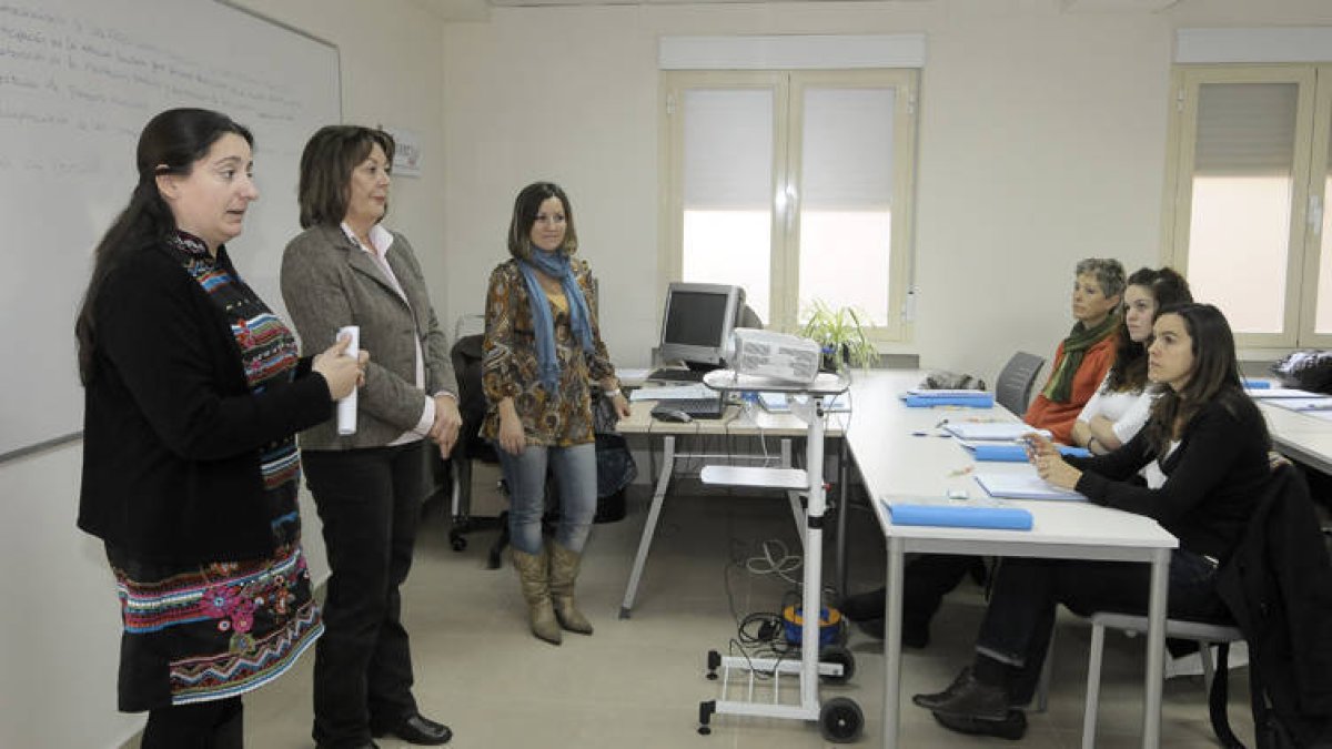 Ana Romero, secretaria provincial de CC OO, en primer término, junto a Rosa Romero, edil de Bienestar Social, en la presentación del curso. / ÁLVARO MARTÍNEZ-