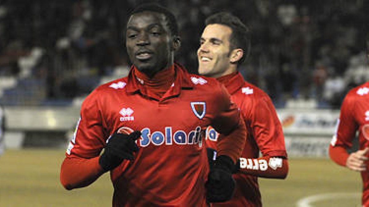 Sunny podría formar hoy en el doble pivote del Numancia. / VALENTÍN GUISANDE-