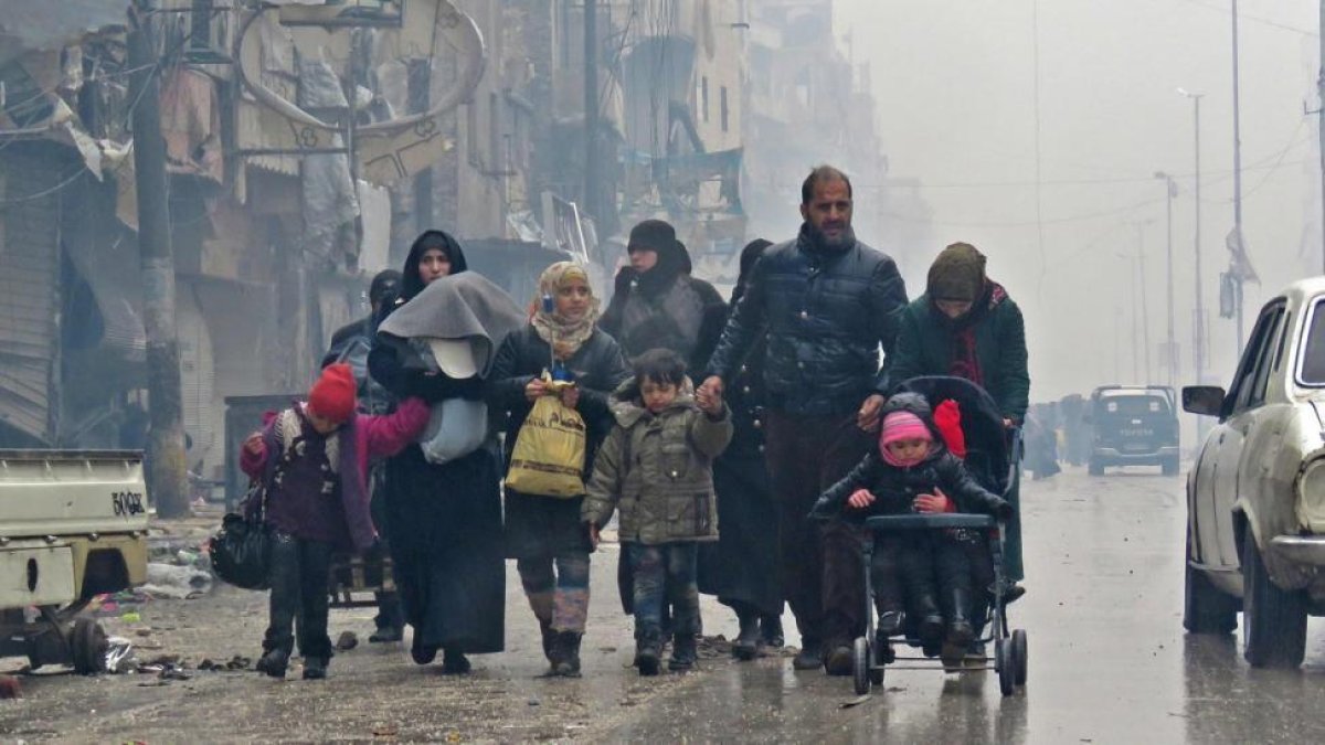 Una familia siria, en las calles de Alepo, el miércoles.-AFP