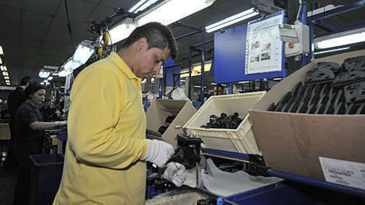 Un empleado en la fábrica de Fico Mirrors en Soria-