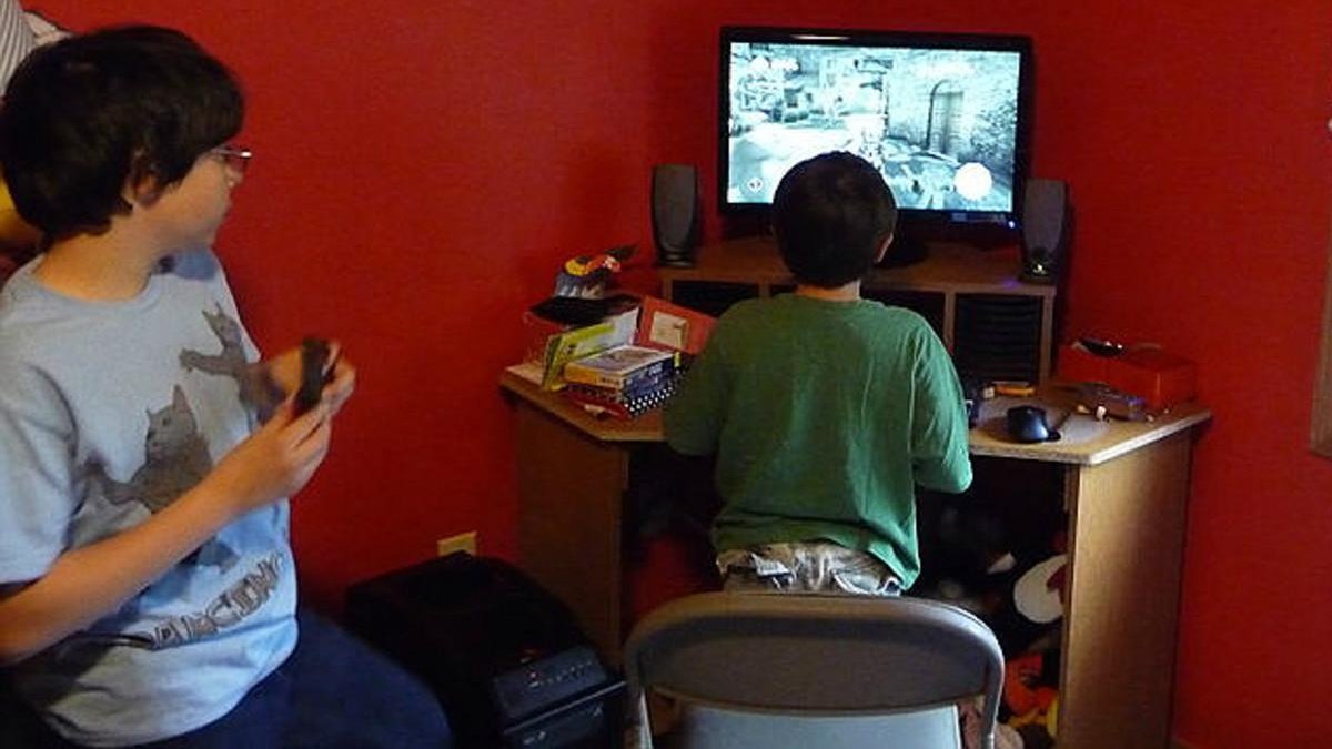 Niños jugando al Assasins Creed-