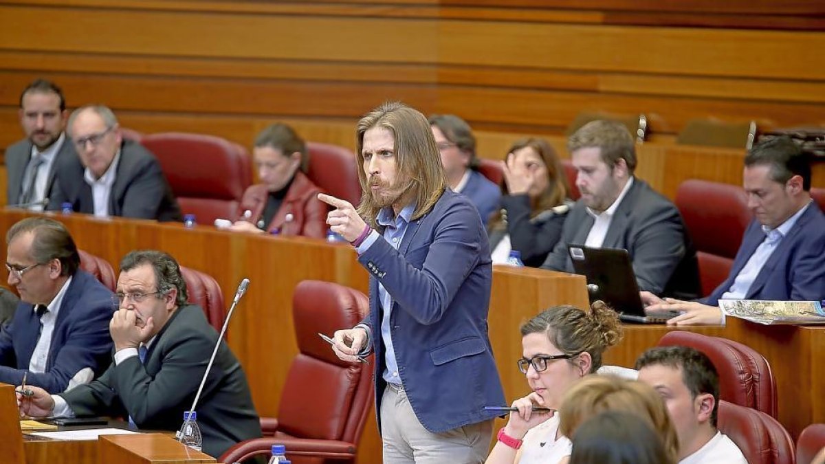 Fernández se dirige a Herrera.-ICAL