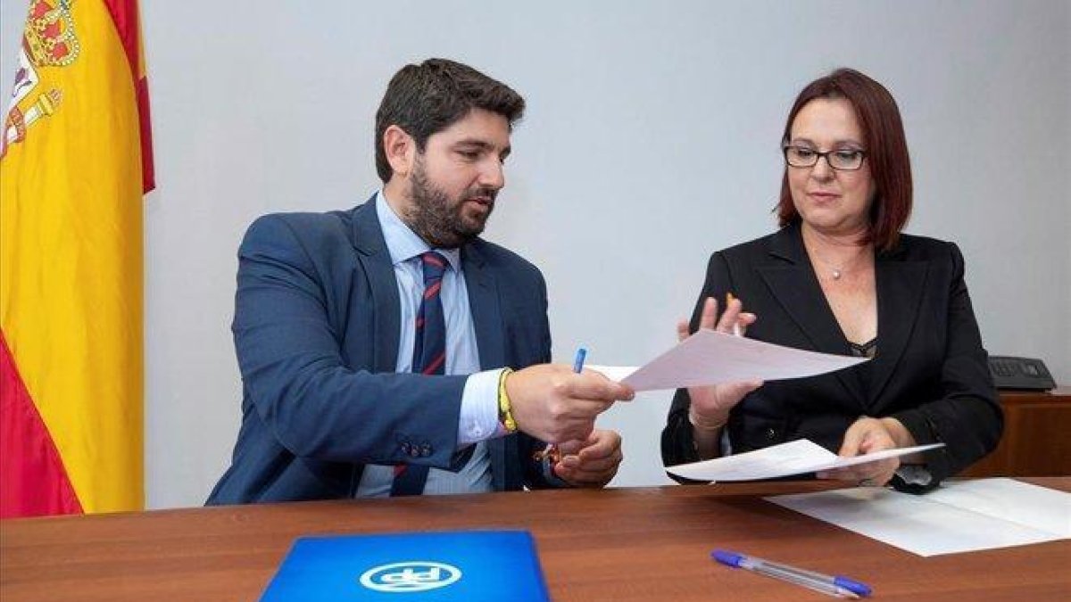 Fernando López Miras, y la diputada de Ciudadanos Isabel Franco durante la firma de su acuerdo bipartito de 72 medidas.-EFE / MARCIAL GUILLÉN