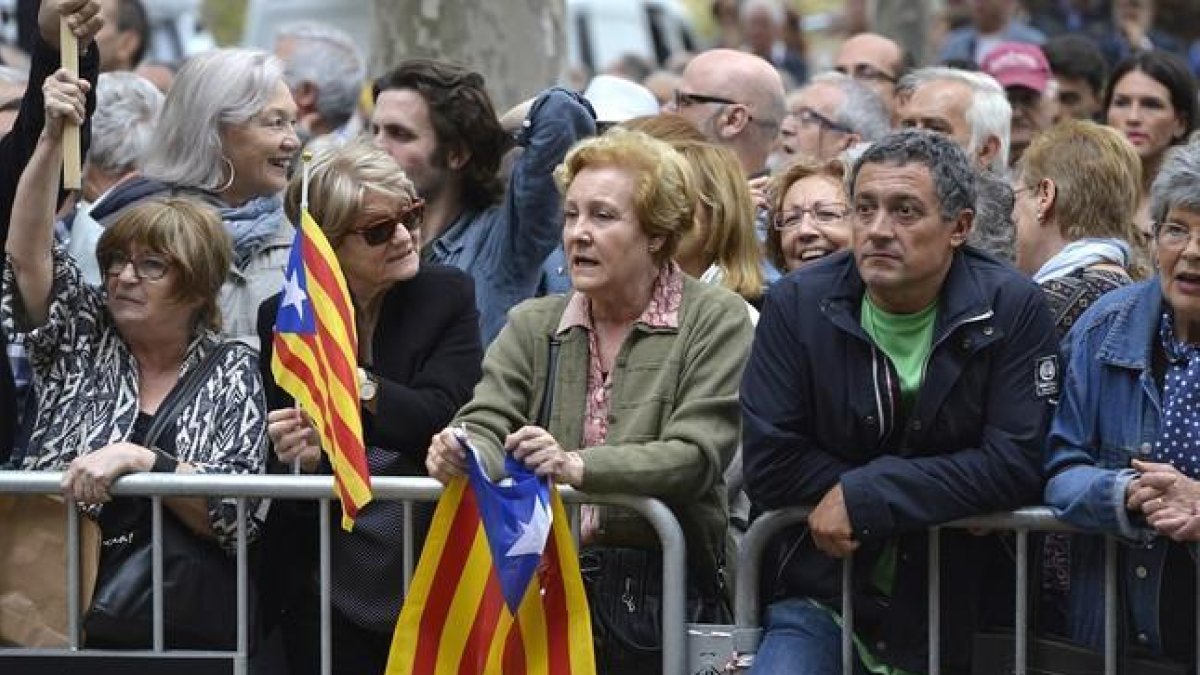 Entre los asistentes a la concentración en apoyo a Rigau, gente mayor y grupos de jubilados.-FERRAN SENDRA