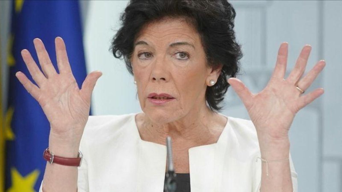 La portavoz del Gobierno, Isabel Celaá, durante una rueda de prensa posterior al Consejo de Ministros.-JOSÉ LUIS ROCA