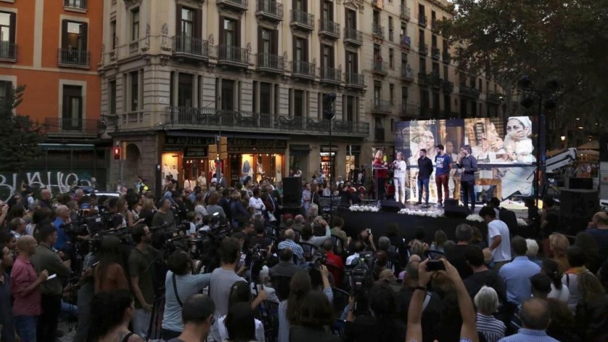 Un momento del homenaje a los trabajadores de la Rambla por su colaboración tras el atentado, este miércoles.-EL PERIÓDICO