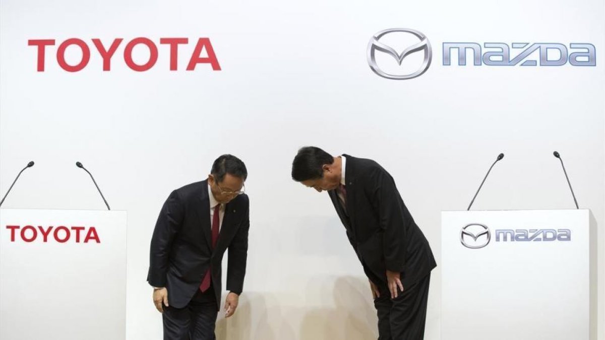 Los presidentes de Toyota y de Mazda, en la presentación de la alianza.-EFE / CHRISTOPHER JUE
