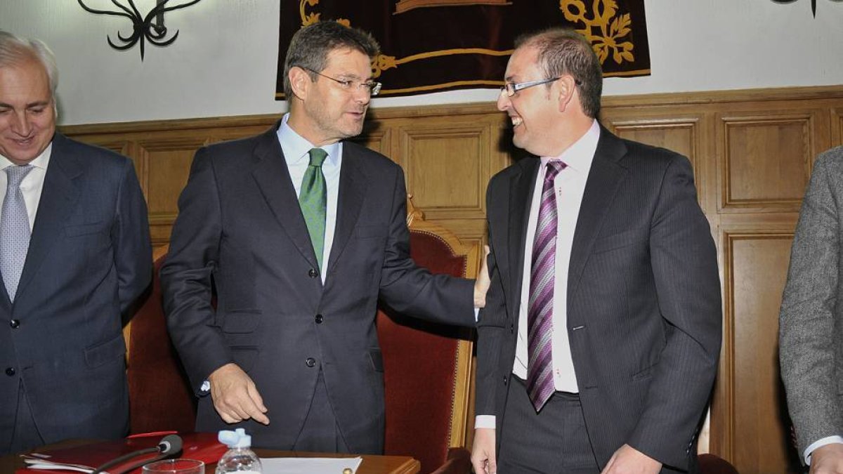 De izquieda a derecha, José Luis Concepción, Rafael Catalá y José Manuel Sánchez, ayer, en Soria durante la clausura del foro sobre Justicia.-VALENTÍN GUISANDE