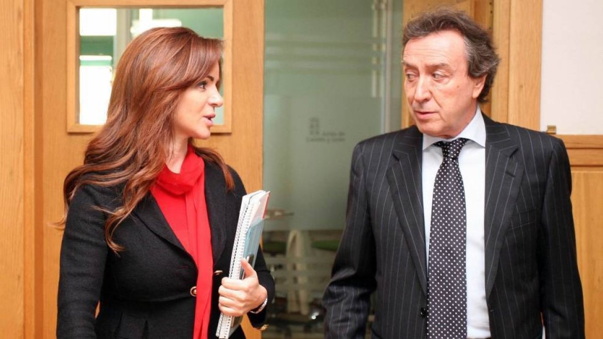 El consejero de Sanidad, Antonio María Sáez, firma un convenio de colaboración con el Sindicato de Auxiliares de Enfermería (SAE). Junto a él, la secretaria autonómica del sindicato, Ana María Toval-Ical