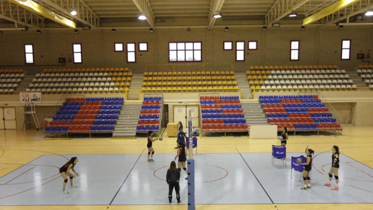 Las gradas supletorias en el pabellón de Los Pajaritos aumentará el aforo para la Copa del Rey.-LUIS ÁNGEL TEJEDOR