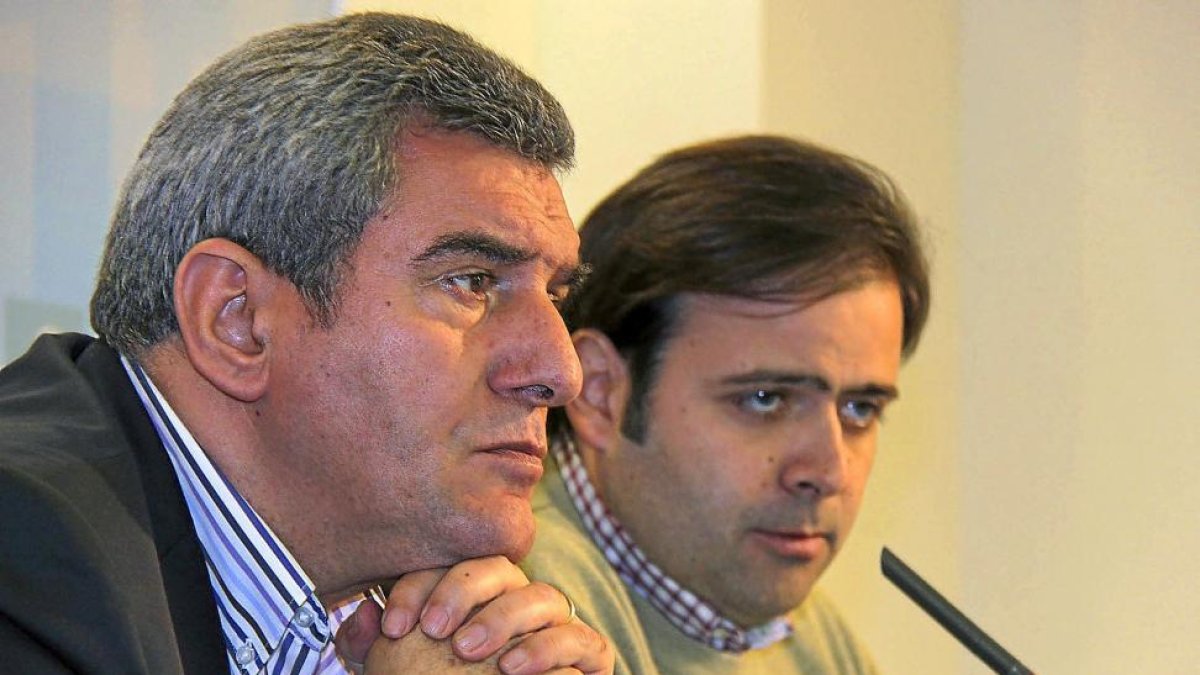 Julio Villarrubia y Tino Rodríguez, en una imagen de archivo durante una comparecencia en León.-ICAL