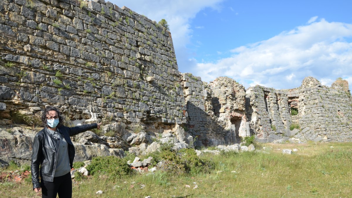 El Castillo se encuentra en avanzado estado de deterioro.-RAQUEL FERNÁNDEZ