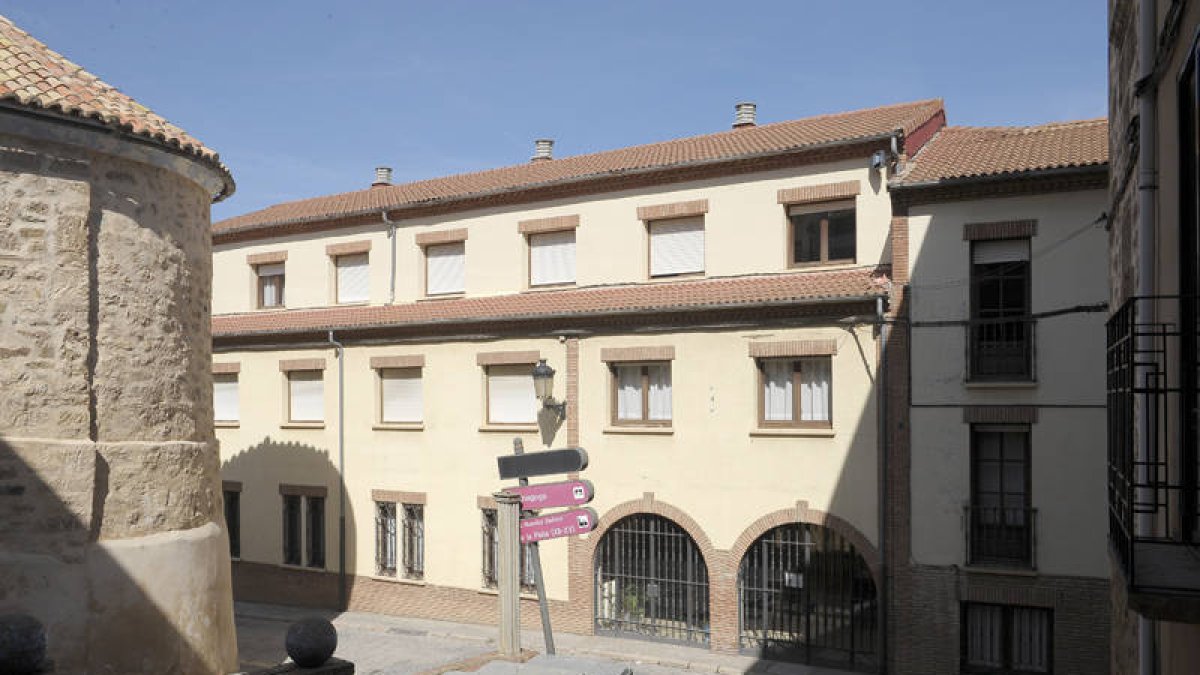 Exterior de la residencia Sor María de Jesús. / FERNANDO SANTIAGO-